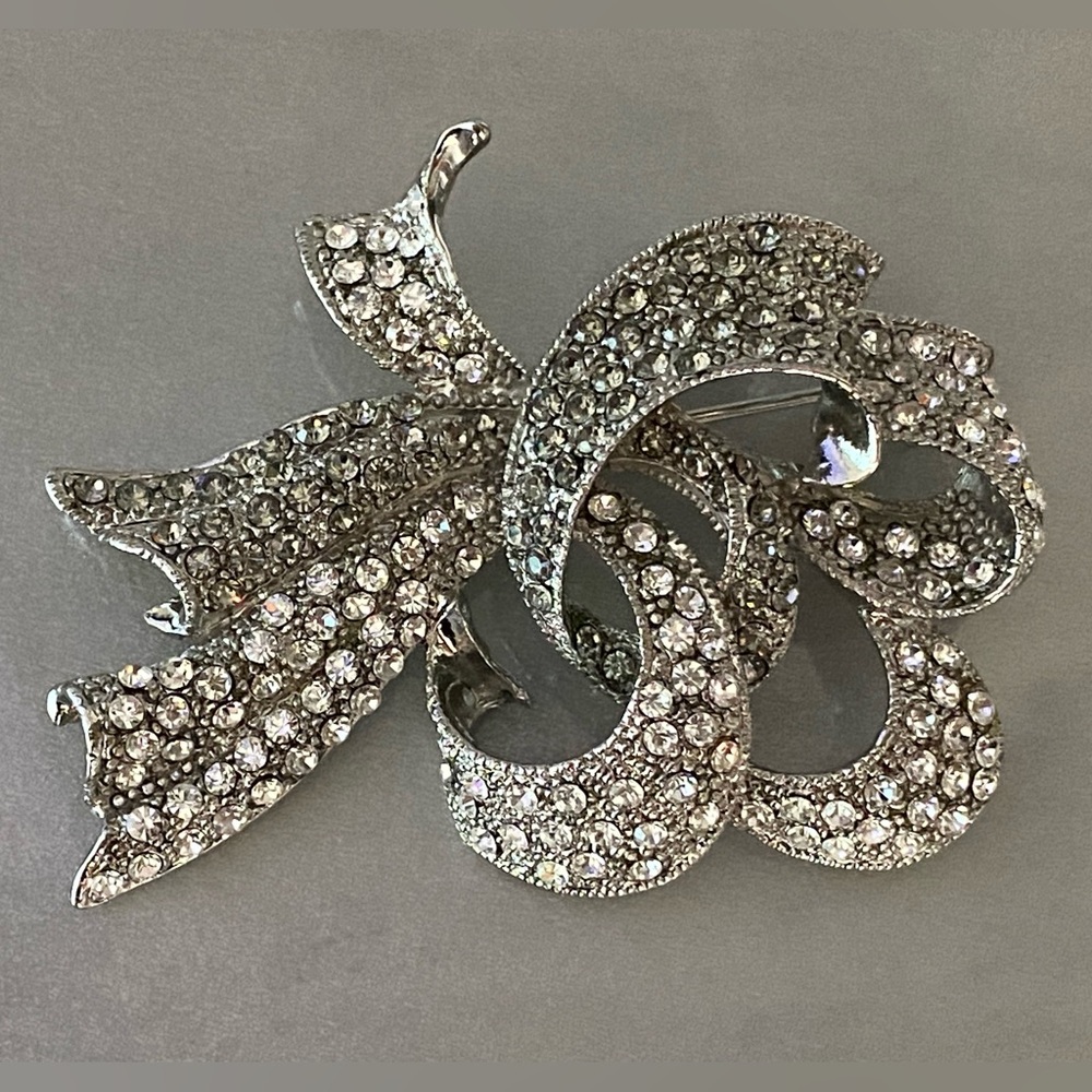 Gorgeous Crystal Set in Silvertone Bow Brooch